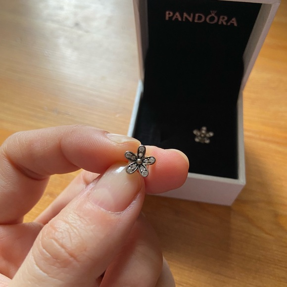 Pandora sterling silver flower earring - Picture 3 of 3